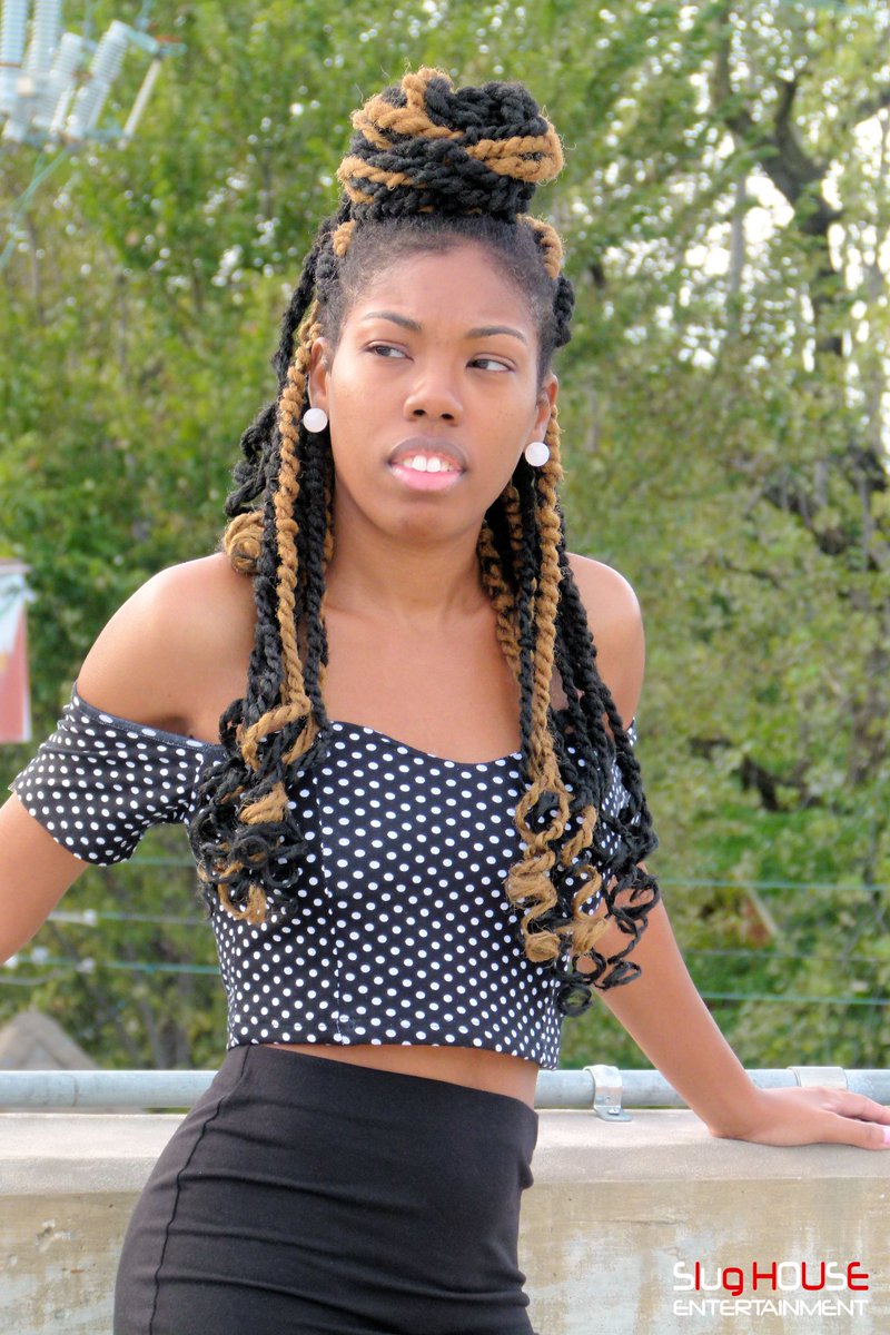 Ms_ValFrazier's tweet photo. Today's sacrifices will be tomorrow's rewards.... 😊😉
#YesIndeed #Photography #Photoshoot #PhotoSession #SlugHouseEntertainment #ValFrazier #EnjoyLife #PositiveVibes #Melanin #NaturalBeauty #MarleyTwists #Entrepreneur #Entrepreneurship https://t.co/QlPUiXZSIM
