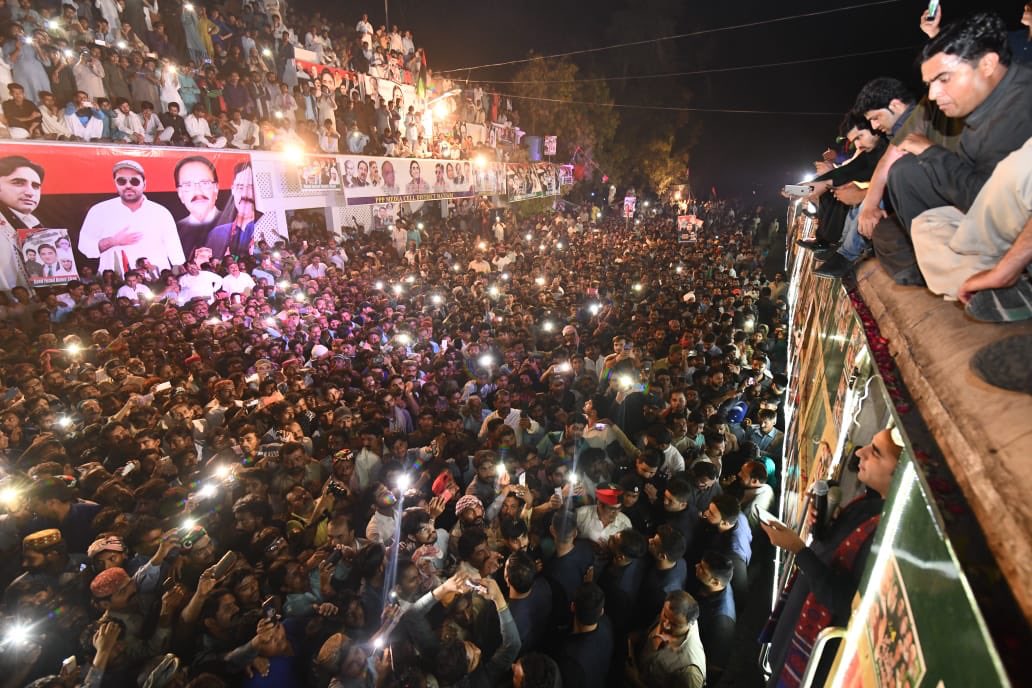 #KarawaneBhutto reaches its 6th stop Oder laal station Matiari. #SalaamBhutto