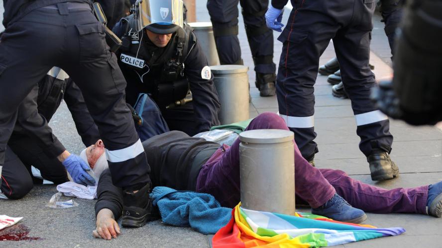 Ce soir à l'appel d'<a href="/attac21/">attac21</a> rassemblement contre les violences policières, en soutien à #GenevieveLegay, grièvement blessée par la police pendant l'Acte 19 des #GiletsJaunes
RDV à 18h, place de la Libération #Dijon