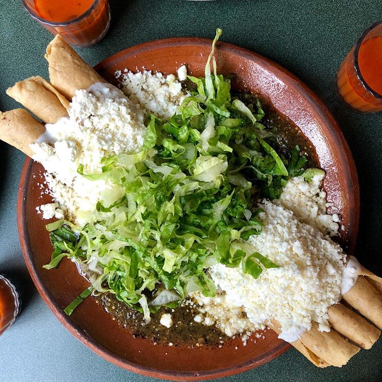 Glot贸n en M茅xico (@glotonmex) on Twitter photo Y a continuaci贸n un poema...
.
Se titula: "Flautas de barbacoa con salsa verde tatemada"
.
Una aut茅ntica bellezaaaaa!!!!!
.
驴D贸nde?
.
Pos aqu铆 馃憠 <a href="/salon_rios/">Sal贸n R铆os</a> Y a continuaci贸n un poema...
.
Se titula: "Flautas de barbacoa con salsa verde tatemada"
.
Una aut茅ntica bellezaaaaa!!!!!
.
驴D贸nde?
.
Pos aqu铆 馃憠 <a href="/salon_rios/">Sal贸n R铆os</a>