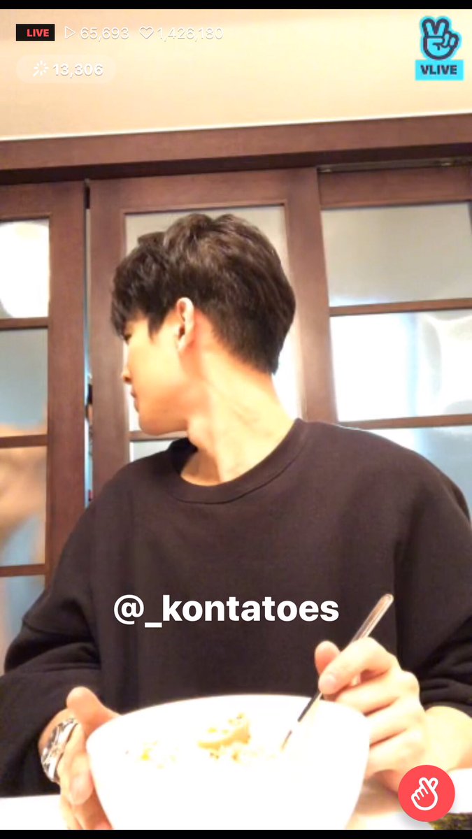 _kontatoes's tweet photo. Do you guys know who’s this naked boy? Hahahahaha WTF!!! Pwede ba magmuraaaaa? 😂 Kotang kita ng dalawa kong mata!!!! #iKON #YoyoLive #Yoyo #VLive https://t.co/AaJksCj7vx