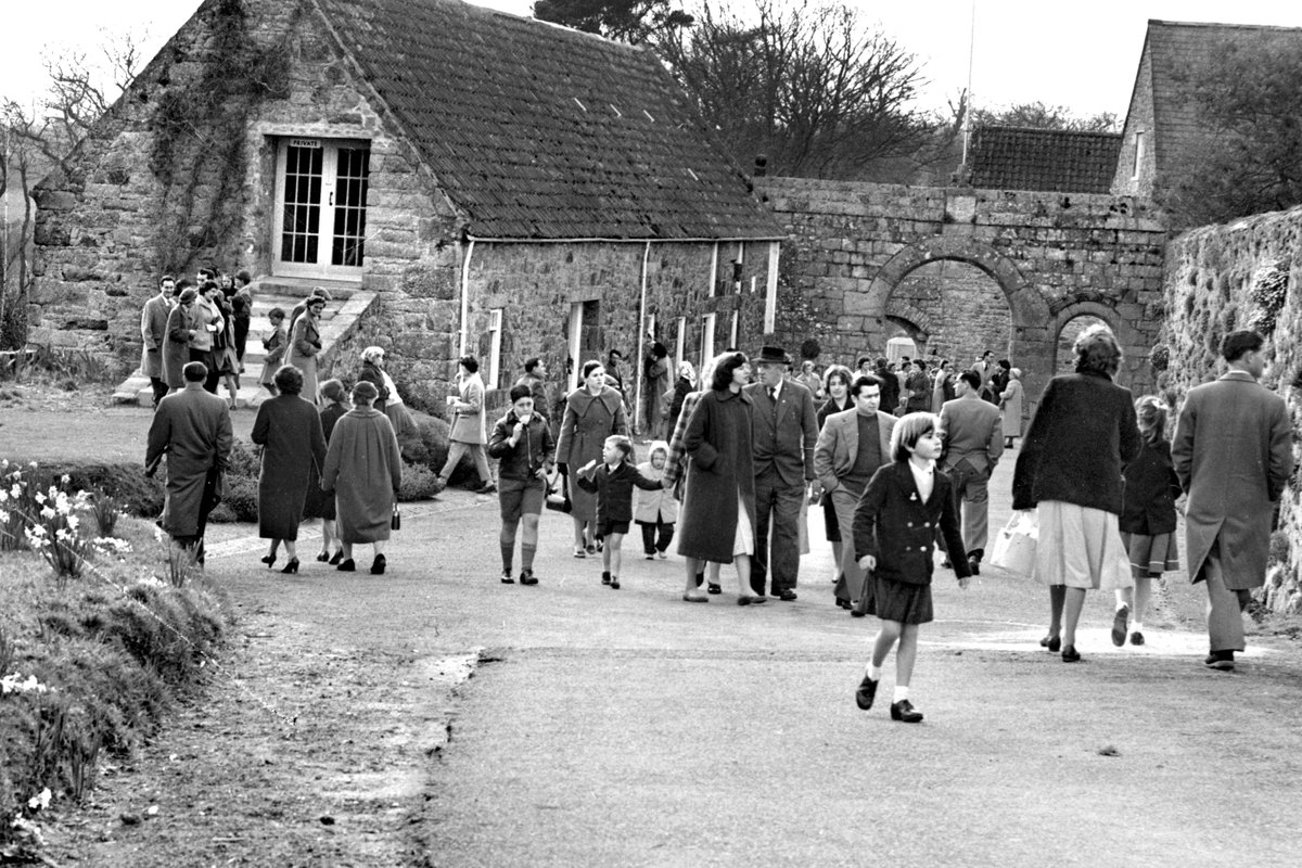 JerseyZoo's tweet photo. Spot the difference!
This photograph was taken #OnThisDay in 1959 at the grand opening of Jersey Zoo. See how much things have changed with the photograph taken in the same place 60 years later.
#Durrell60 https://t.co/36mjMx5CuF
