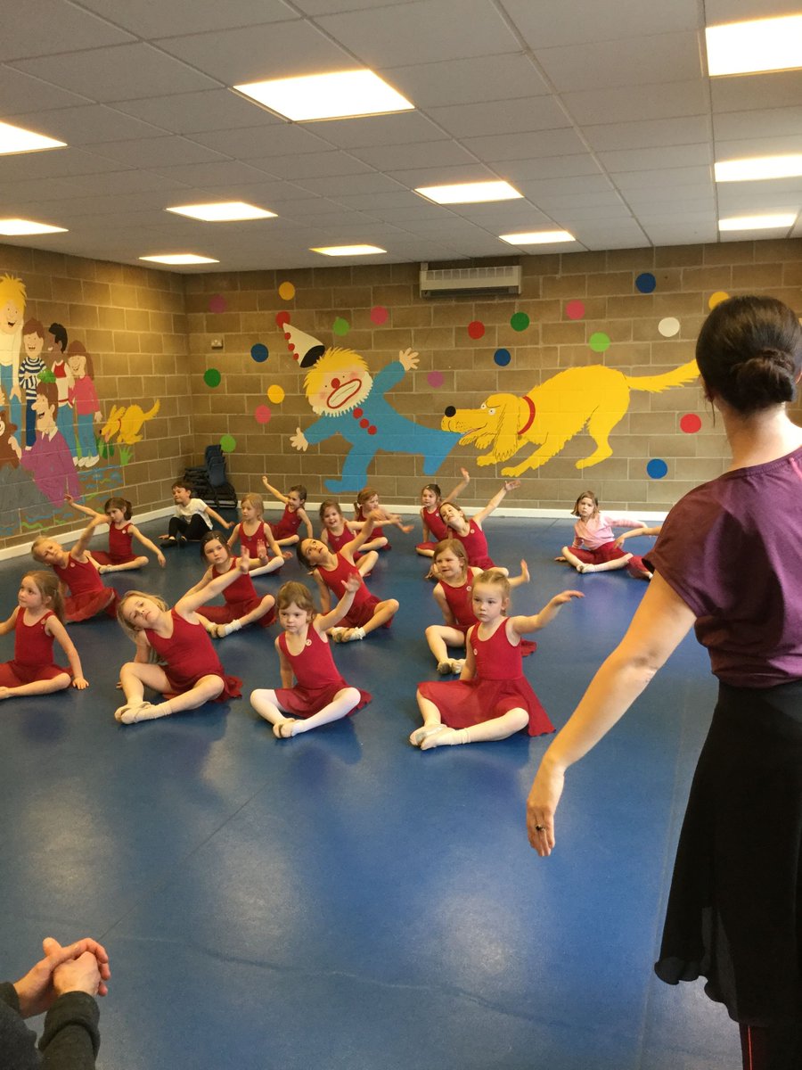 HolmwoodHouse's tweet photo. The Rs and 1s pupils in ballet enjoyed showing their parents what they have been doing this term in their lesson today! #HHOpportunity #HHActivities https://t.co/1eFMdNnuxq