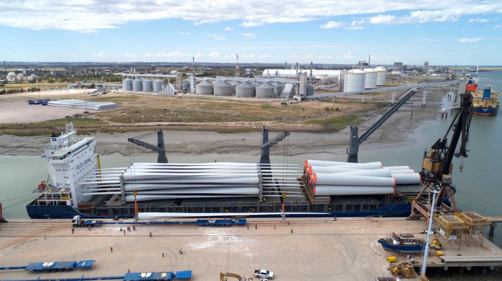 BertellysHernan's tweet photo. Ayer en el puerto de Bahía Blanca, recibimos los primeros nueve molinos de viento que se instalarán en el Parque Eólico Los Teros de Azul. Así vemos cómo la obra se va transformando en una realidad y esto como azuleños nos llena de orgullo. #PrimeroAzul https://t.co/vALV0GOaay