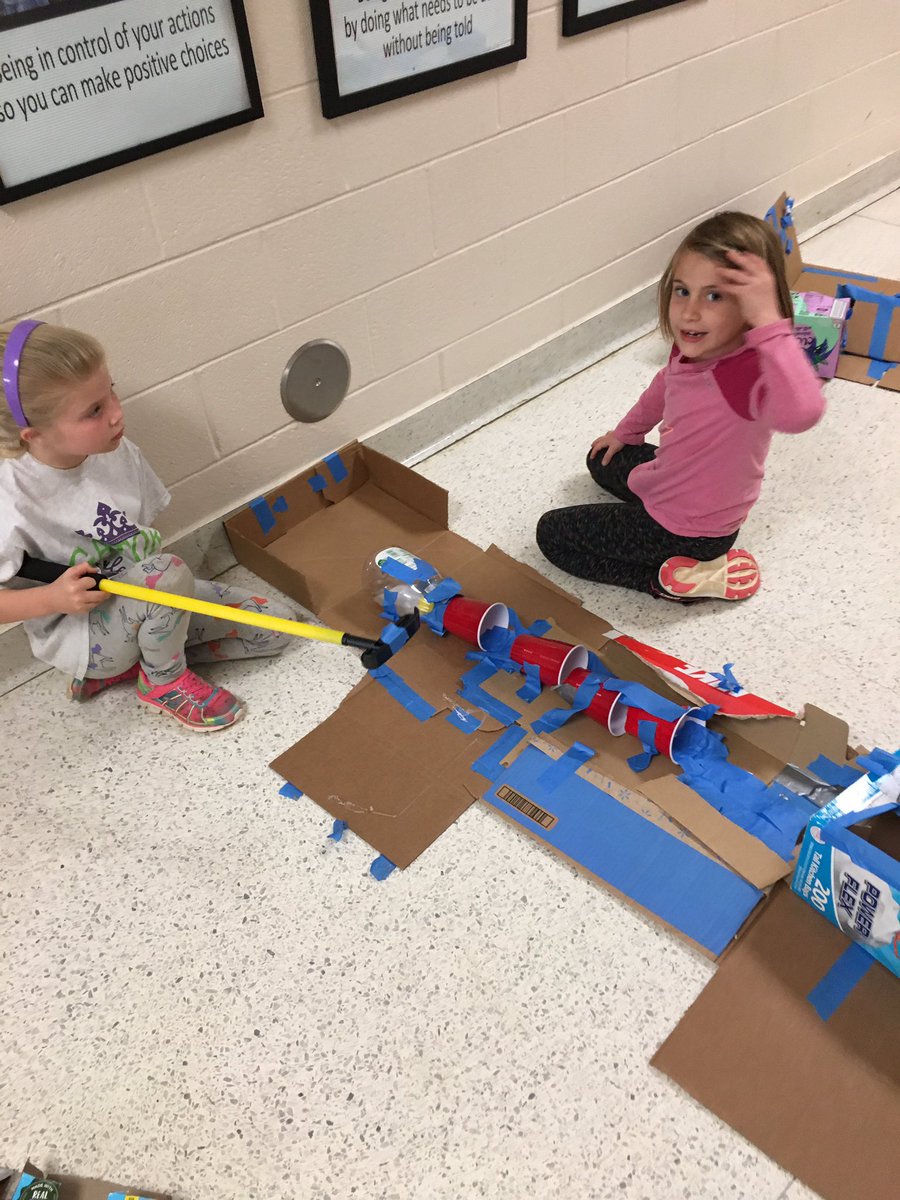 JoyfulAldridge's tweet image. 1st graders testing the golf courses they made from recyclable materials #mesEmpowers