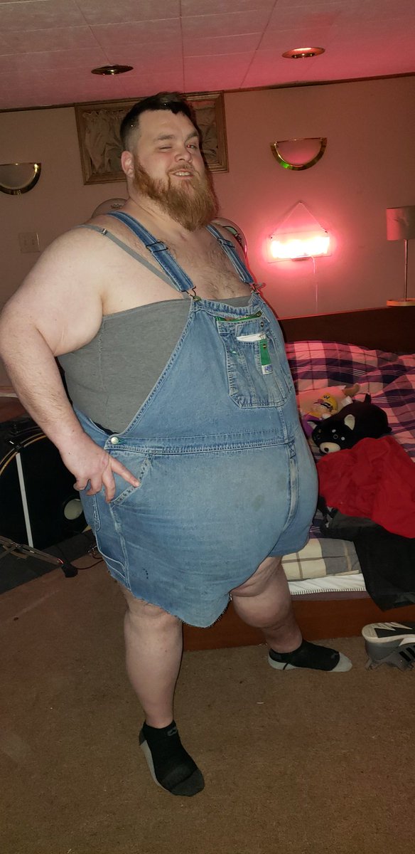 thefunnyfatman's tweet photo. Fuck daisy dukes how about those big Shane's booty short overalls #theunclejoeshow #thefunnyfatman https://t.co/Ul7vGOKt6p