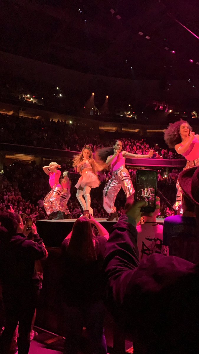 Aliyahhhhhh_'s tweet photo. 😍😍🌙☁️ up and close best night ever !! ❤️❤️ @ArianaGrande https://t.co/2iINOUQYrw