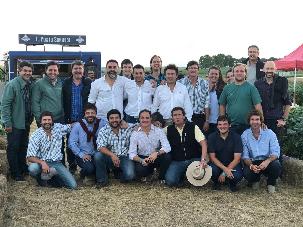 3agro's tweet photo. Tremendo este equipazo!!! 👉👉👉#Limagrain #Sursem #SantaRosa #Hersems #Solaris #Tropfen 🇺🇾🇦🇷 🇫🇷 Expoactiva 2019 https://t.co/exKj2TbugZ