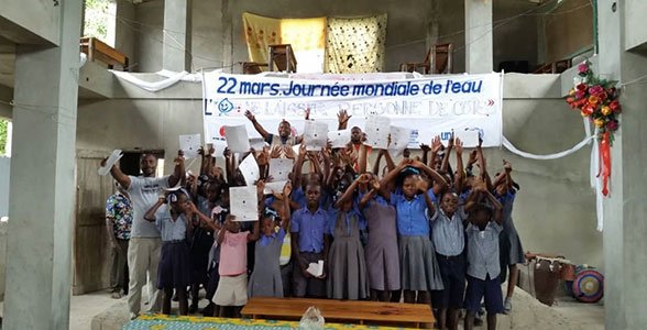 Solidarites_Int's tweet image. 💦#Haiti : Le 22 mars dernier, les équipes de @SI_Haiti ont célébré la #JourneeMondialeDelEau auprès des enfants de la #CommunedeBaraderes, en partageant des activités de sensibilisation. Avec le soutien de @UNICEF
 #JME  #WorldWaterDay  #WWW