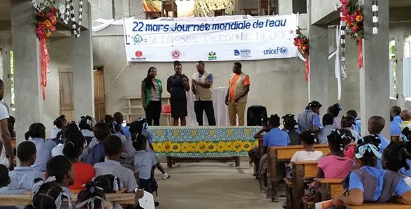 Solidarites_Int's tweet image. 💦#Haiti : Le 22 mars dernier, les équipes de @SI_Haiti ont célébré la #JourneeMondialeDelEau auprès des enfants de la #CommunedeBaraderes, en partageant des activités de sensibilisation. Avec le soutien de @UNICEF
 #JME  #WorldWaterDay  #WWW