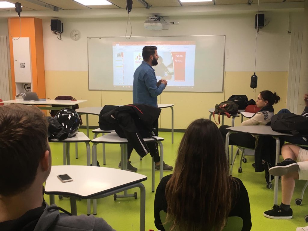 escolapiamataro's tweet photo. #FP Els alumnes de #MiP2 ens sensibilitzem per la campanya de #ReciclaCultura de @serveisolidari Aquest Sant Jordi en formarem part! https://t.co/baNmNyhzds