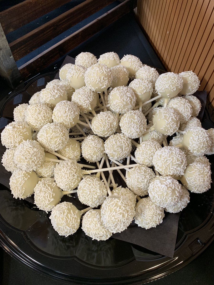 CU_DataScience's tweet photo. Who’s loving the cake pops at #dataday6?! 🍰🍡 https://t.co/uTDVQmuO3A