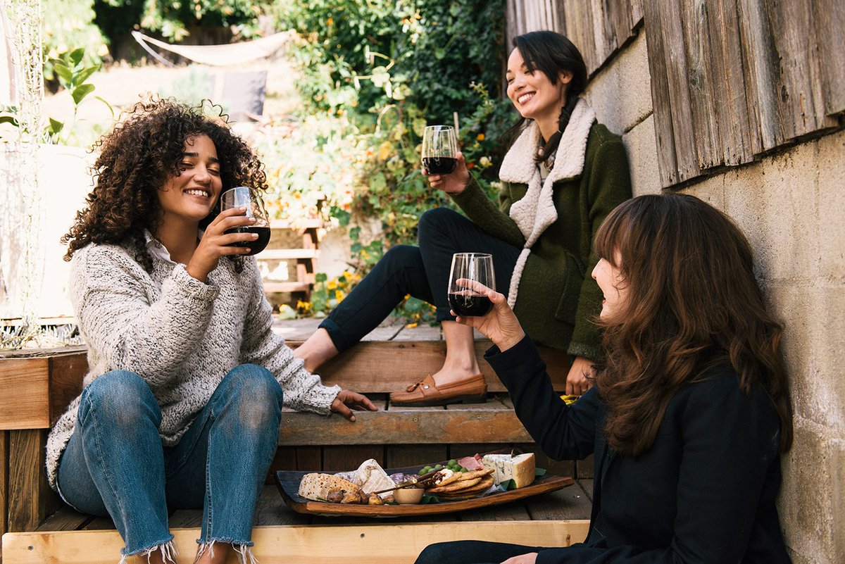 HeldandA's tweet photo. Wine and dine and feeling fine 🍷. #lifestylephotography by @dianazalucky. #commercialphotography #friends #laugh #foodphotographer #wineanddine #wine #girlsnight https://t.co/L3ZlKsivZu