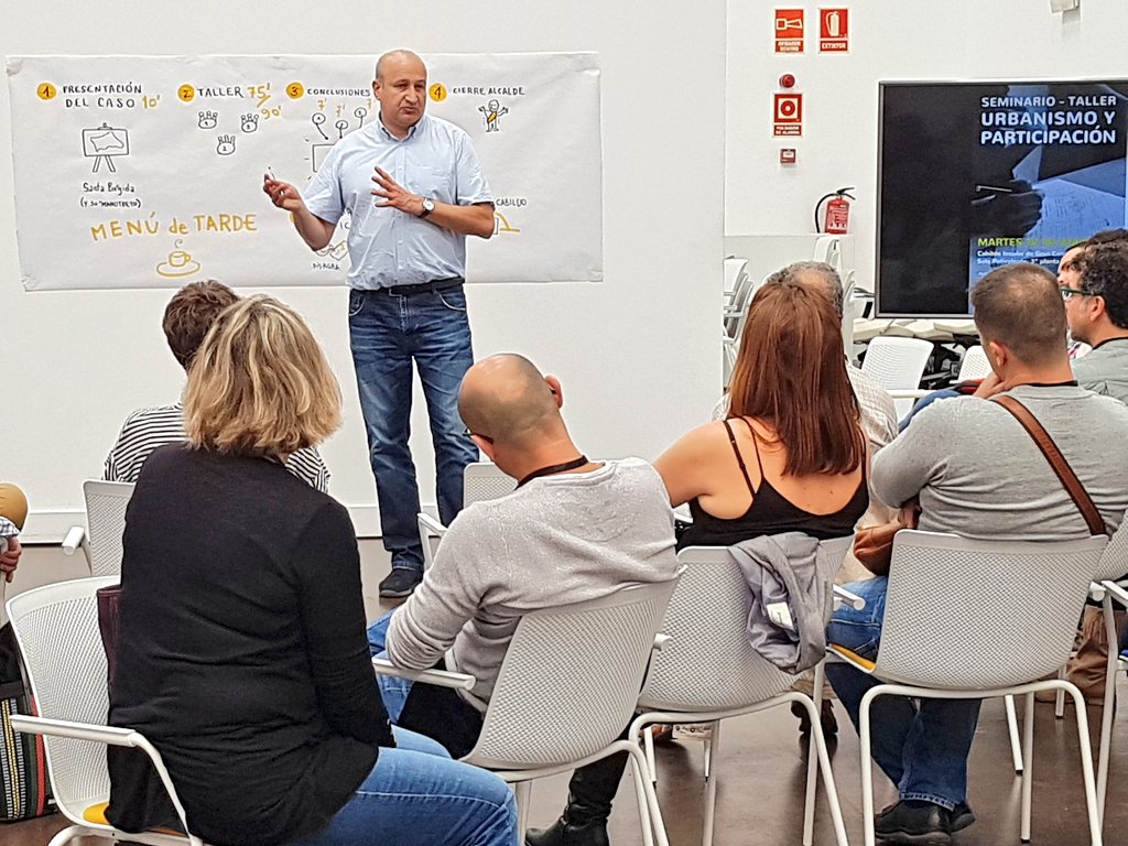 José Armengol, alcalde de Santa Brígida, expone el caso del  #mamotreto sobre el que l@s talleristas van a proponer ideas y prototipos de uso. #Instituto20Grados <a href="/paistransversal/">Paisaje Transversal</a> <a href="/JAguirreSuch/">Jon Aguirre Such</a> <a href="/ParticipaGC/">participaGC</a> <a href="/jpalopcasado/">Juan Palop-Casado</a> <a href="/crsuar/">Cristina Suárez</a>