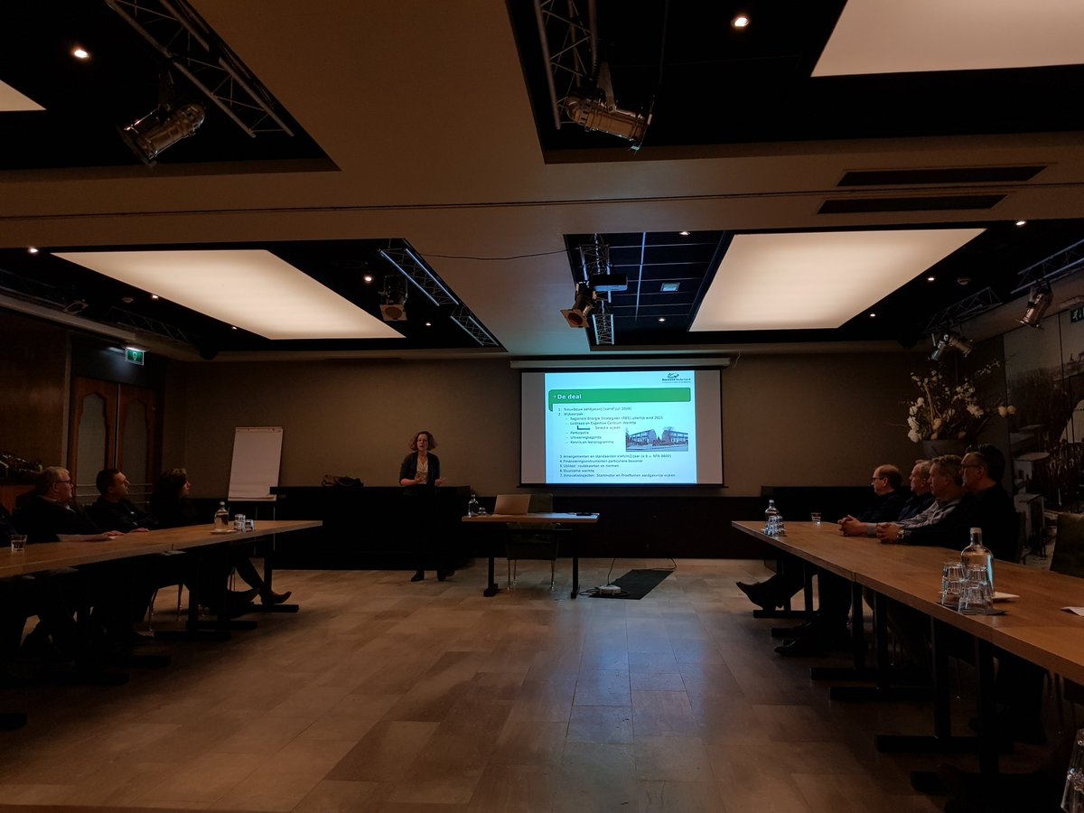 Deel 2 - Natuurlijk ook nog op de groepsfoto bij de Amercentrale. Aansluitend presentatie over het #klimaatakkoord en de effecten op de bouwsector door collega <a href="/helen_visser/">Helen Visser</a>.