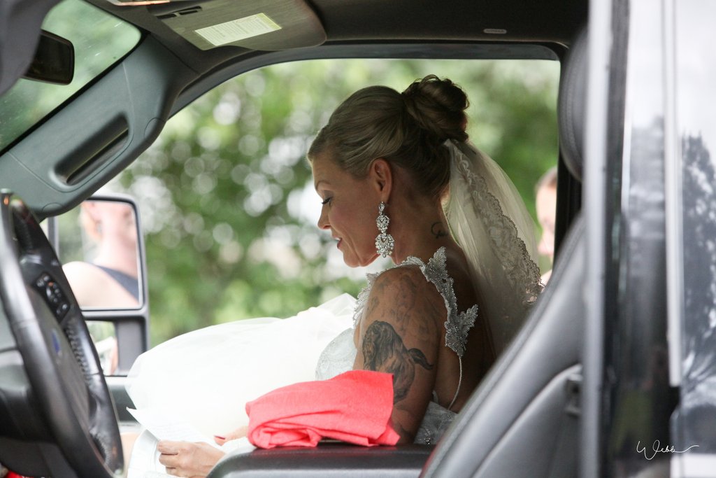 WendyWebbPhoto's tweet photo. When your a horse girl and go to go to your wedding in a detailed F350! #truckwedding #octra #wedding #wendywebbphotography
#greycounty #thornbury #bluemountain #beavervalley #farmwedding https://t.co/5xlqHLuSX4
