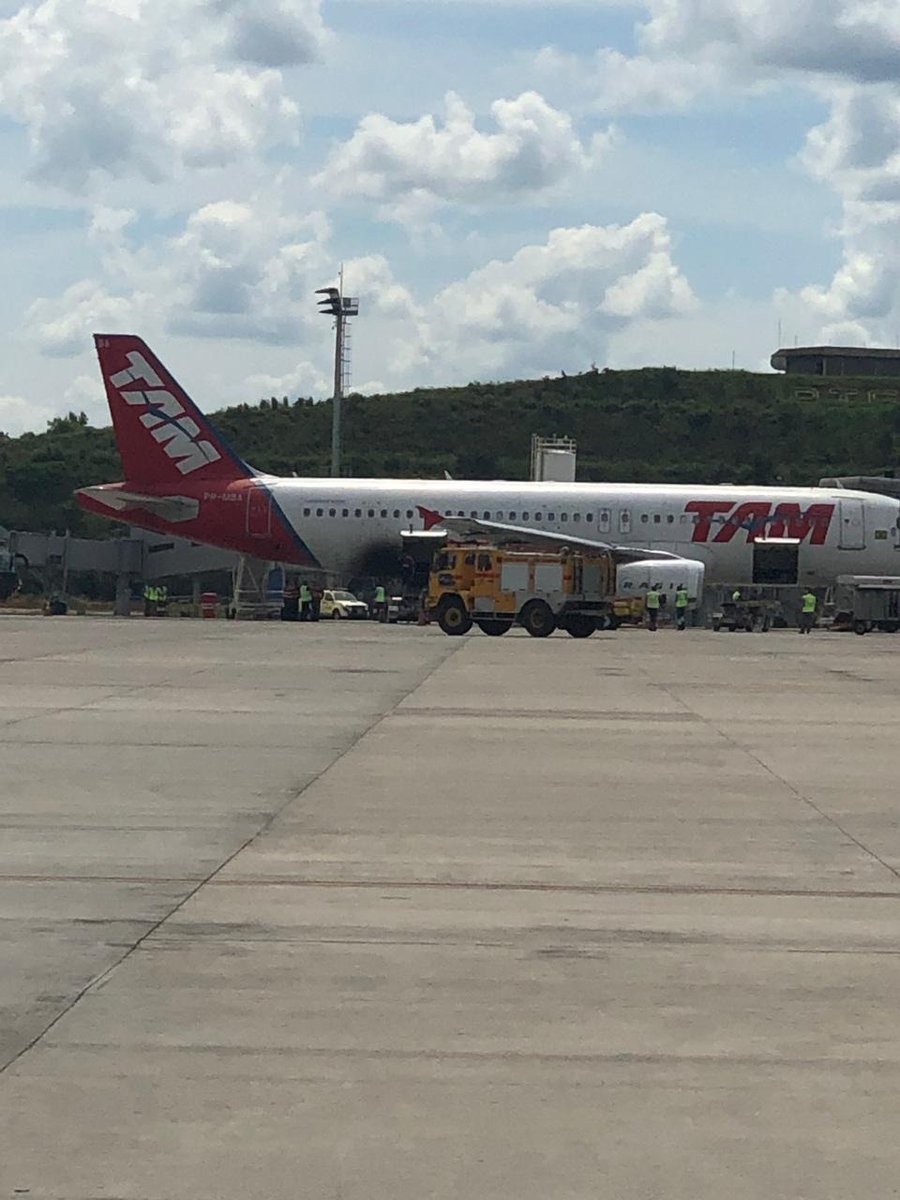 JacdecNew's tweet photo. LATAM Brasil Airbus A320 (PR-MBA) received unknown damage when during loading a fire broke out at Belo Horizonte-Confins Airport (CNF, SBCF), Brazil. An area close to the cargo door looked scorched. There were no reports about any injuries. @AeroEntusiasta https://t.co/Ig39oUH7nU https://t.co/lmQQ7kHKYw