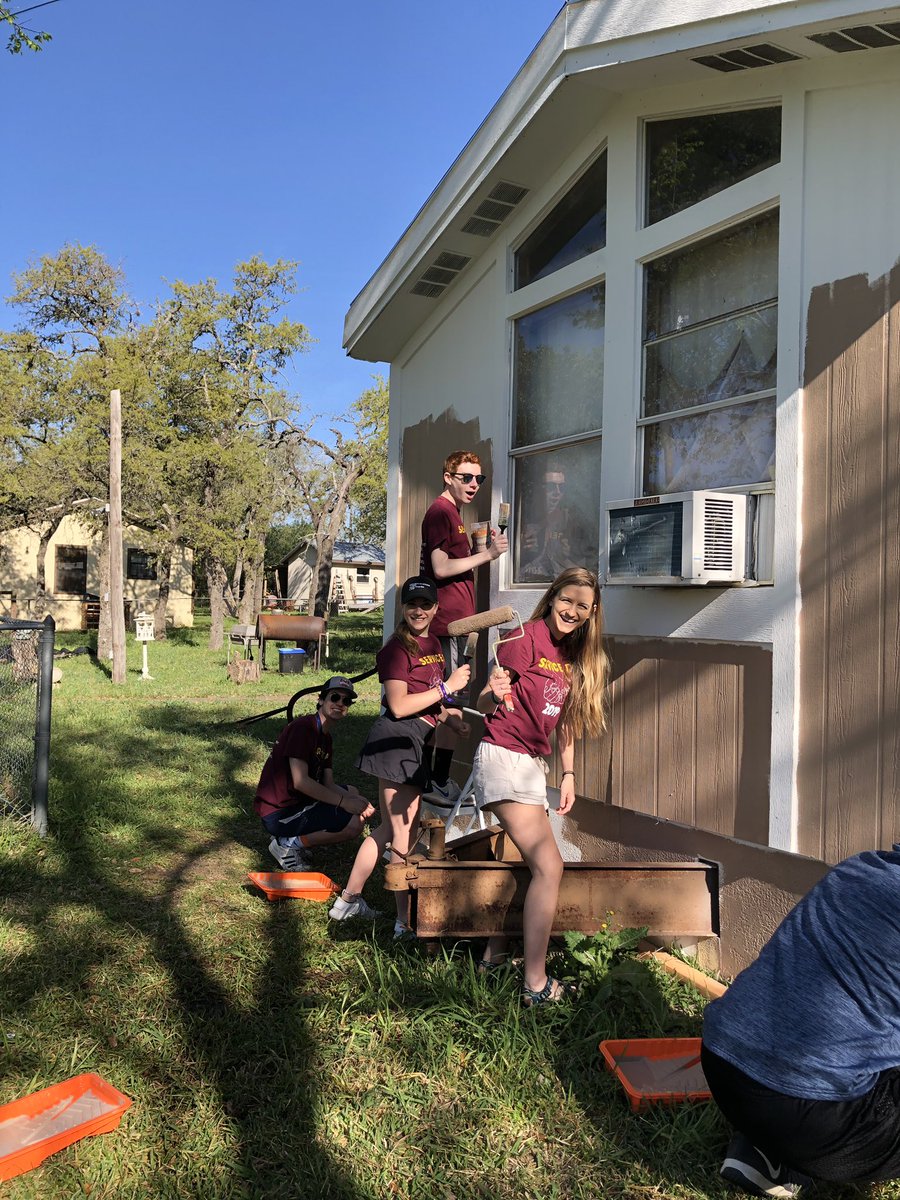 dshsTHEATR's tweet photo. Musical theatre class? You mean painting crew extraordinaire! #iamDSISD #onetigernation #dayofservice https://t.co/HkZUFxp1y3
