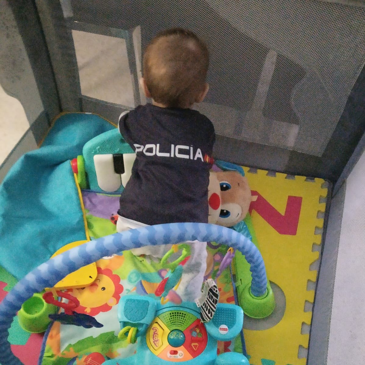 sublimacan's tweet photo. Tenemos un #pequeño #policia en la #familia😍  y así lo demuestra!! Pídenos lo que más te guste 😉 
#camisetaspersonalizadas👕 #pequeñosgigantes #regalosmolones #sublimacionpersonalizada #camisetabebe https://t.co/aw4tMUtUsM