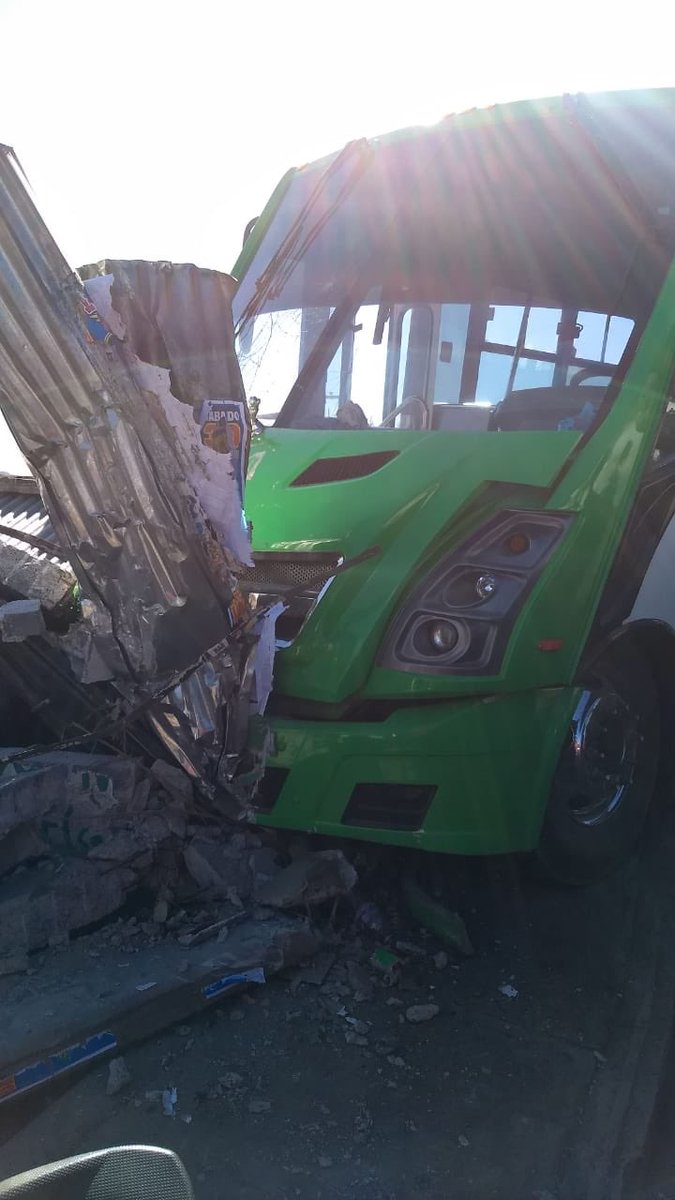 SindicatoHCB's tweet photo. compañeros bomberos de la #CDMX apoyan accidente vehicular en Carretera federal México cuernavaca km. 23 pueblo San Andrés Totoltepec https://t.co/s1GhWVs4Op