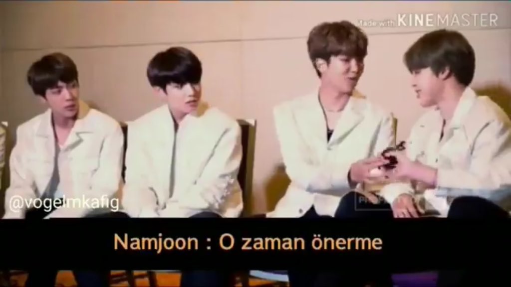 X:Army’e önerdiğiniz bir kitap var mı?
Jmn:Benim okuduğum kitaplar önerilmemeli
Jmn:Çünkü omlar biraz şey...
Namjoon: O zaman önerme!