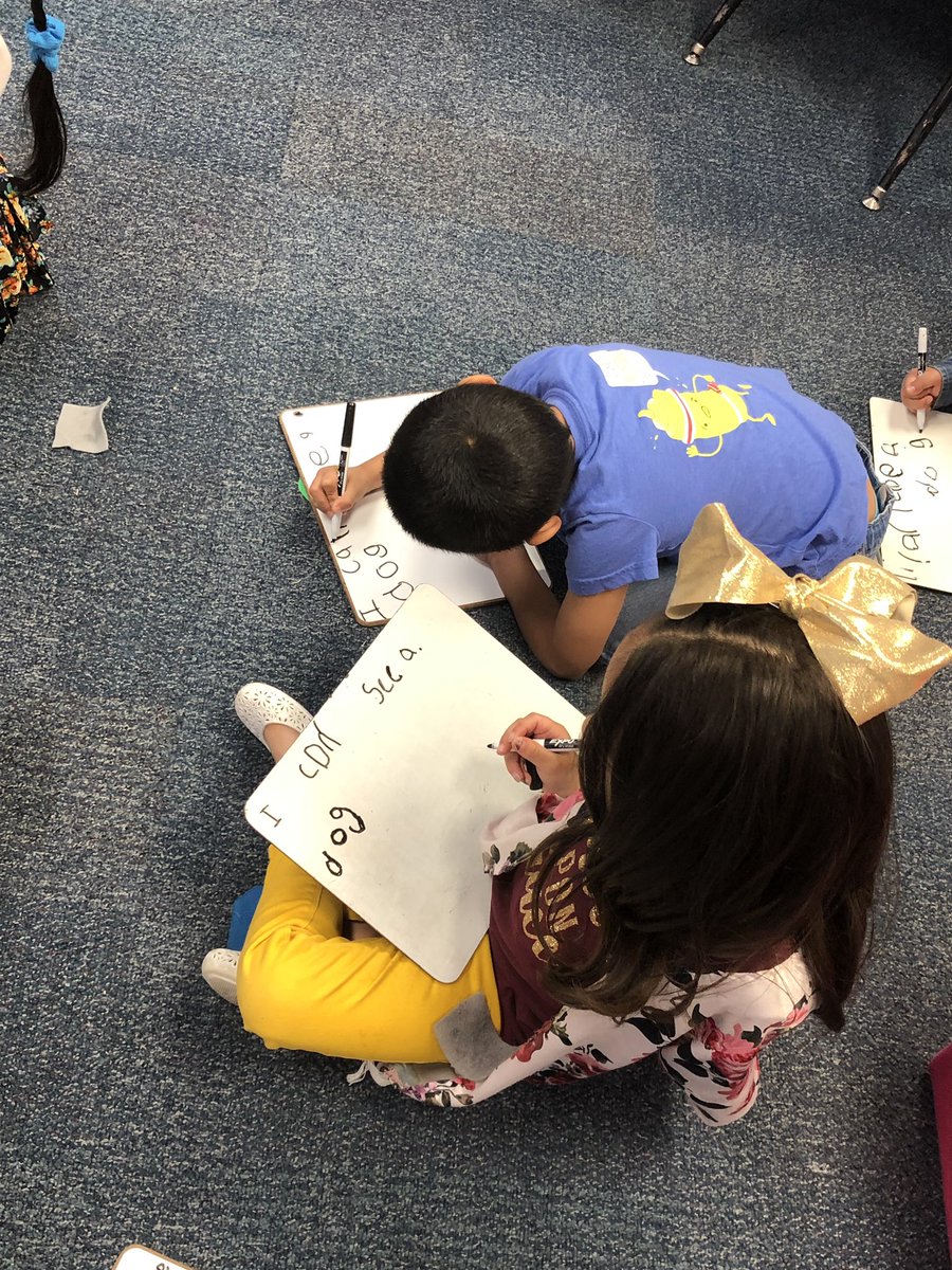 pena_prek's tweet photo. Pre-K kids are using high frequency words to learn about sentences. #bemorecomposing #bemorewildcat https://t.co/AYEfmoaaql