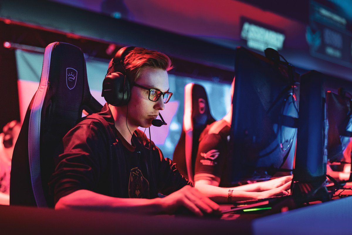 I find myself falling in love into esports more and more. There is just so much in esports I can relate into as a photographer. In this picture @xseveNcsgo shows one of the relatable things which is Focus. Absolute focus in what you're doing.