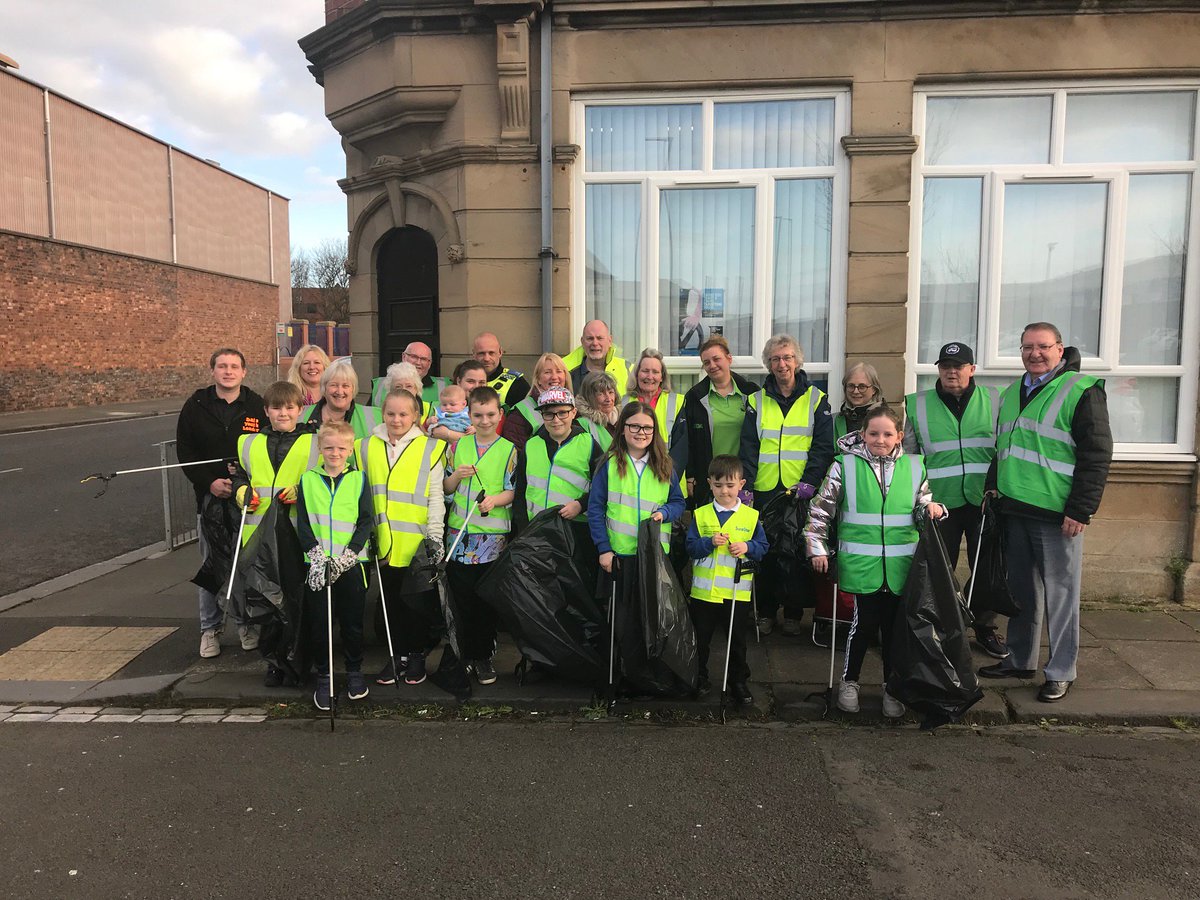 BuffaloCCBlyth's tweet photo. Some fantastic litter picking from our local community last night.  All helping to make our local area litter free and clean!! #Blyth #GBSpringClean  @BuffaloCC https://t.co/g73Z2uPg5w