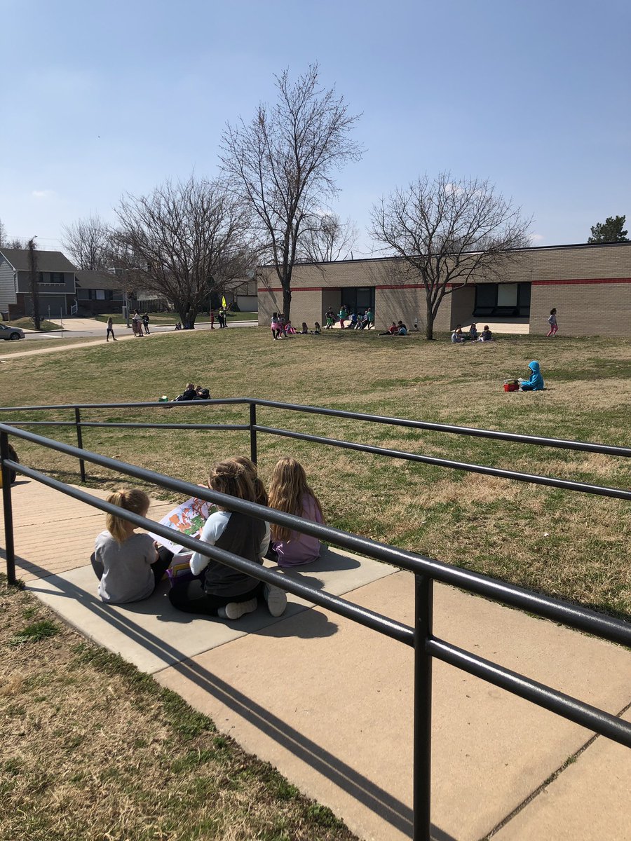 bbaalmann1982's tweet photo. Second grade reading with friends#dhefamily https://t.co/NnkPaVA6vQ