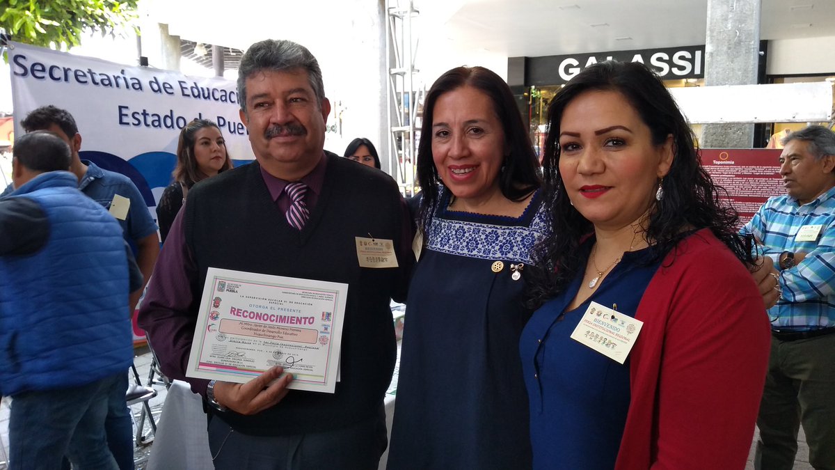El Maestro Javier de Jesús Moreno Herrera, Coordinador de Desarrollo Educativo recibe un reconocimiento  por la participación de la CORDE en la 1er Feria Institucional Regional Sierra Norte. Este evento fue organizado por las zonas escolares de Educación Especial.