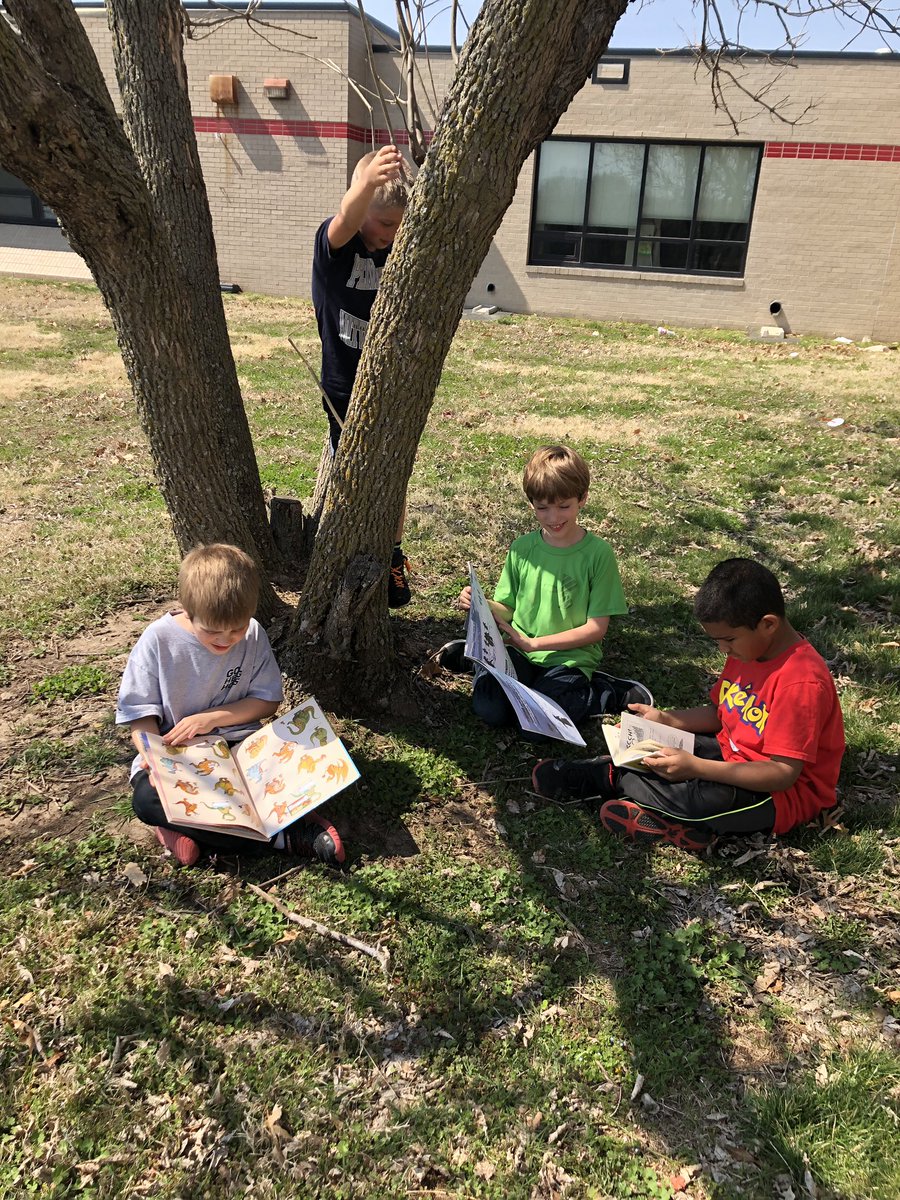 bbaalmann1982's tweet photo. Fire time reading is fun outside#dhefamily https://t.co/v4sRf3ivXd