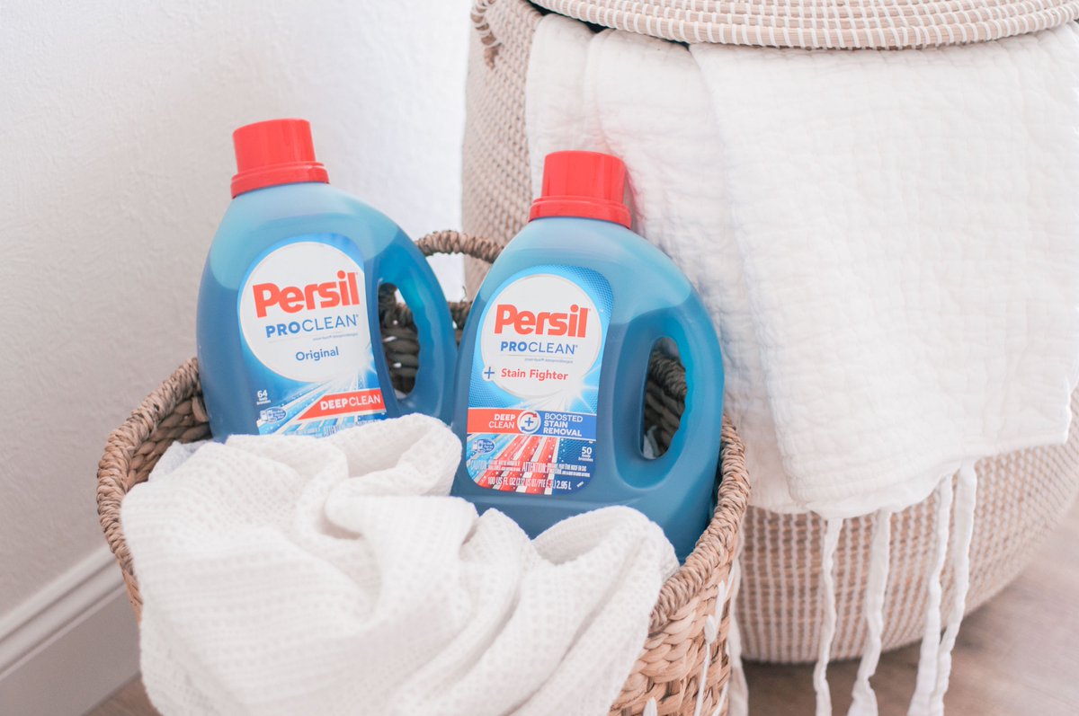 LoveandSpecs's tweet photo. There's a new post on the blog today talking all things fluffy white bedding + our tips for keeping it bright & white through life's messy moments with @PersilProClean & @Walmart #ad #PersilDeepClean #homedecor https://t.co/ZDlpcdmjiw https://t.co/htkH9gzLDc