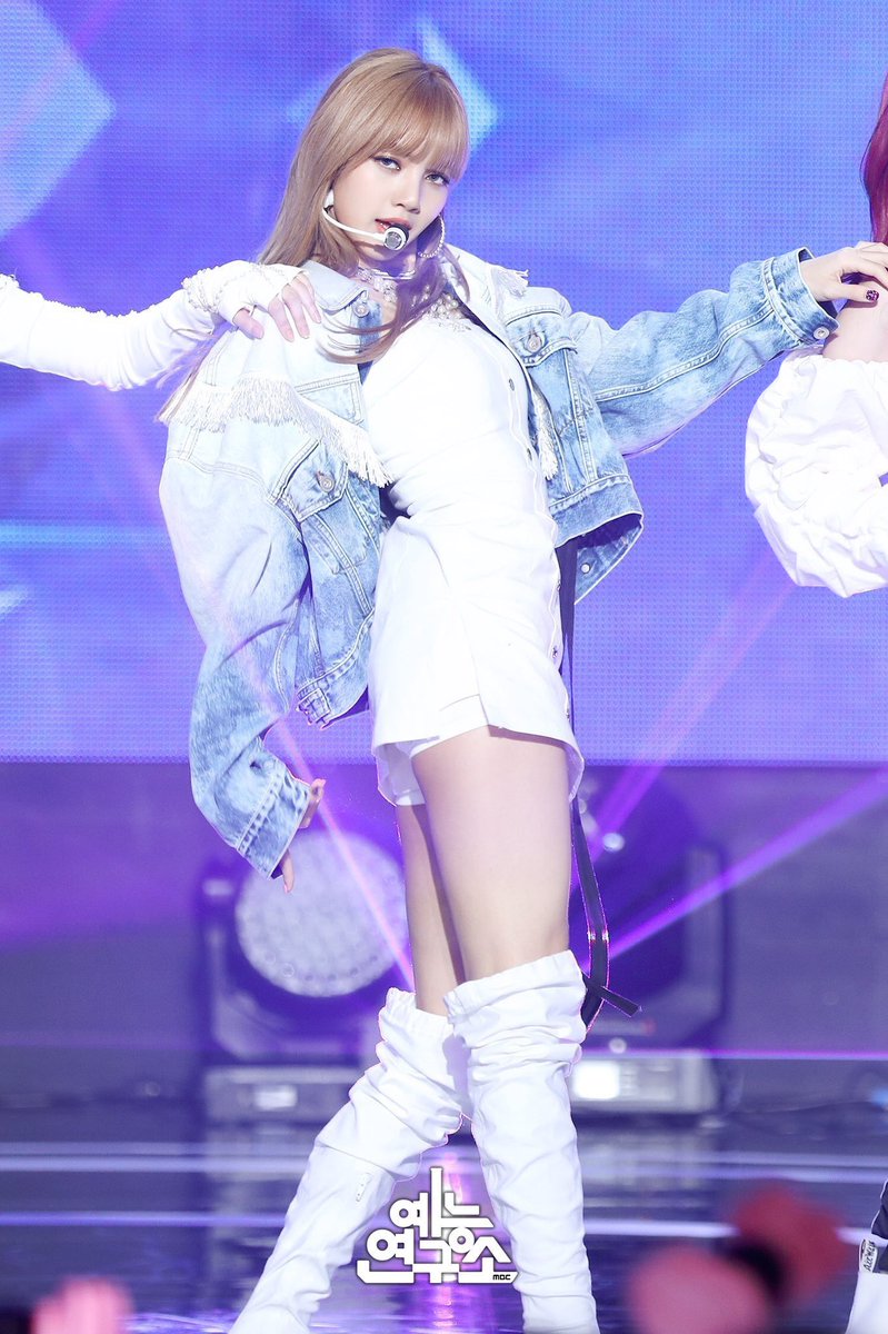 lalaLisa_m9 tweet picture