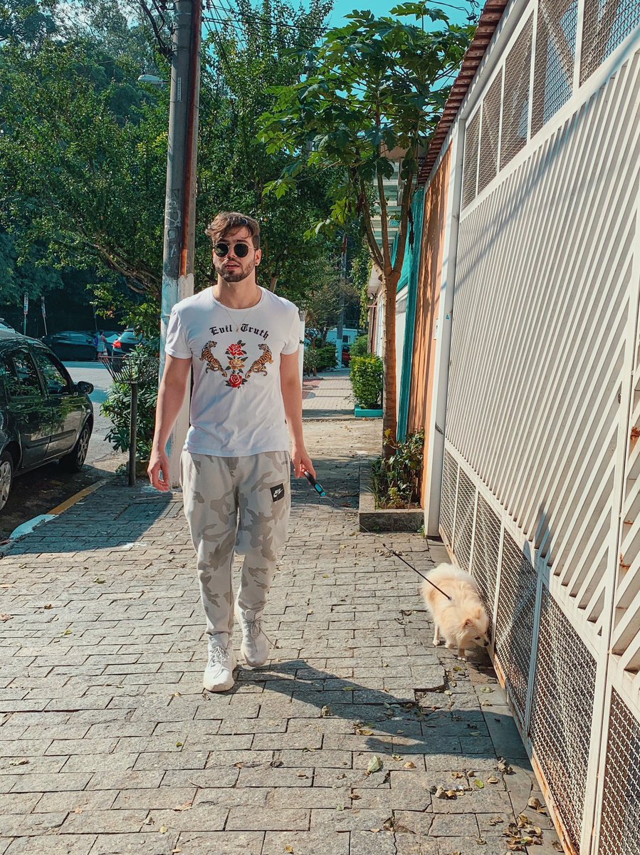 t3ddyyyyy's tweet photo. zac efron passeando com seu cachorro no brasil❓❓❓❓❓⁉️🇧🇷🇧🇷🇧🇷 https://t.co/ht11JcCYxK