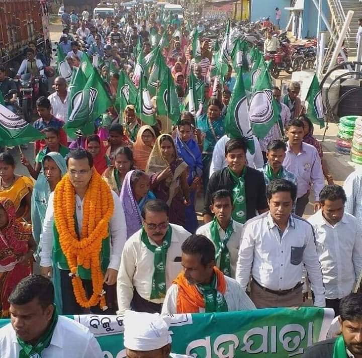 Nirakar40214742's tweet photo. #ନବୀନ_ମୋପରିବାର
#ବିଜୁଜନତାଦଳ #ମୋପରିବାର
#ମୋଚିହ୍ନ #ଶଙ୍ଖଚିହ୍ନ 

ବୁଲିବୁ ଗାଁ କୁ ଗାଁ ନବୀନ ର  ଧରି ନାଁ ଆମ ମୁଖ୍ୟମନ୍ତ୍ରୀ ଶେଷ୍ଟ ନବୀନ ଆମକୁ ହୋଇବେ ଶାହା
ବାପି ଭାଇ ଆମ ସହ ଅଛନ୍ତି ଦୁଃଖେ ସୁଖେ 
ଆସ ଗଢିବା ଟାଙ୍ଗୀ-ସାଲେପୁର ପାଇଁ ଏକ ସୁନ୍ଦର ଭବିଷ୍ୟତ  

#ବିଶ୍ୱରଞ୍ଜନଖଟାଇ(ବାପି) #ବିଜୁଜନତାଦଳ #ଟାଙ୍ଗୀସାଲେପୁରପାଇବାପିଖଟାଇ https://t.co/CHXMiT43gh