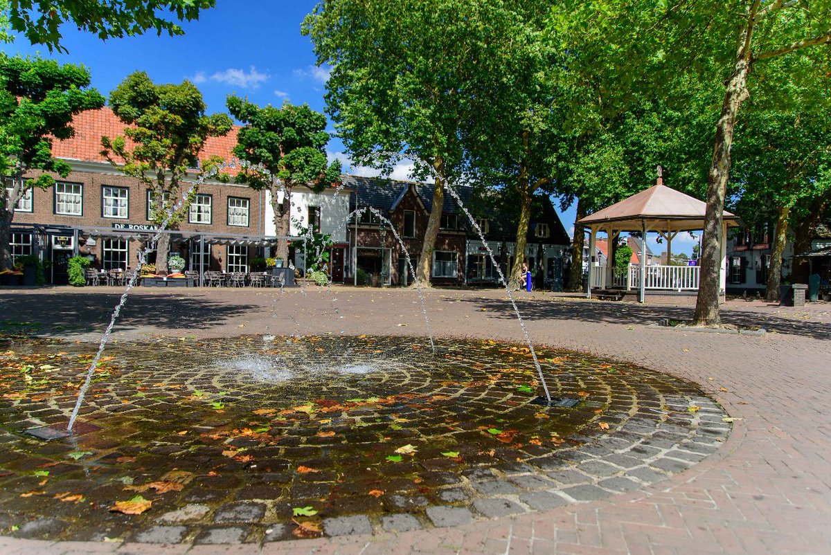 gemHouten's tweet image. Het Oude Dorp is toe aan een frisse blik; vind je niet? 👀 Het college van b. en w. wil graag met inwoners en ondernemers kijken naar de mogelijkheden voor een opfrisbeurt. Lees hier meer over: houten.nl/oudedorp. #OudeDorp #Houten
