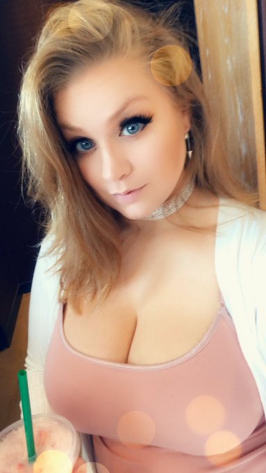 Just a quick pic for you guys!!🥰💋❤️ #beautiful #sexy #cleavage #TittyTuesday #blonde #feelingmyself #boobs