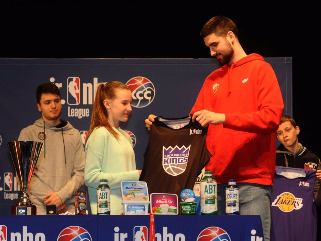 kkcrvenazvezda's tweet photo. .@ristic_dusan predstavljao je Crvenu zvezdu mts na @jrnba draftu koji je danas održan u ustanovi kulture "Vlada Divljan". Srećno mladim košarkašima u narednim utakmicama 🏀

#kkcz #JrNBASrbija https://t.co/1zskQCMIsH