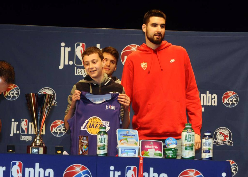 kkcrvenazvezda's tweet photo. .@ristic_dusan predstavljao je Crvenu zvezdu mts na @jrnba draftu koji je danas održan u ustanovi kulture "Vlada Divljan". Srećno mladim košarkašima u narednim utakmicama 🏀

#kkcz #JrNBASrbija https://t.co/1zskQCMIsH