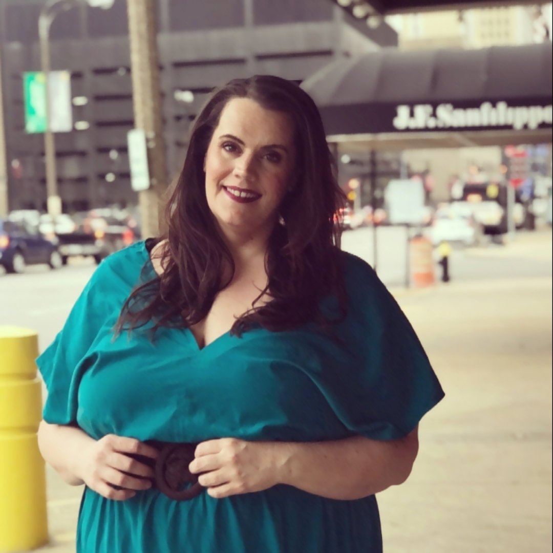 CremeDeLaCurves's tweet image. Can you tell I have absolutely no idea what to do with my hands!?! 
🤷‍♀️👐👋🤟🤦🏻‍♀️
A big thank you to @LauraMercier for sending me their new Cavier Chrome Collection to try!!! I love the applicator in the liquid!!! 
•
•
@influenster #complimentary 
#metalliceyeshadow