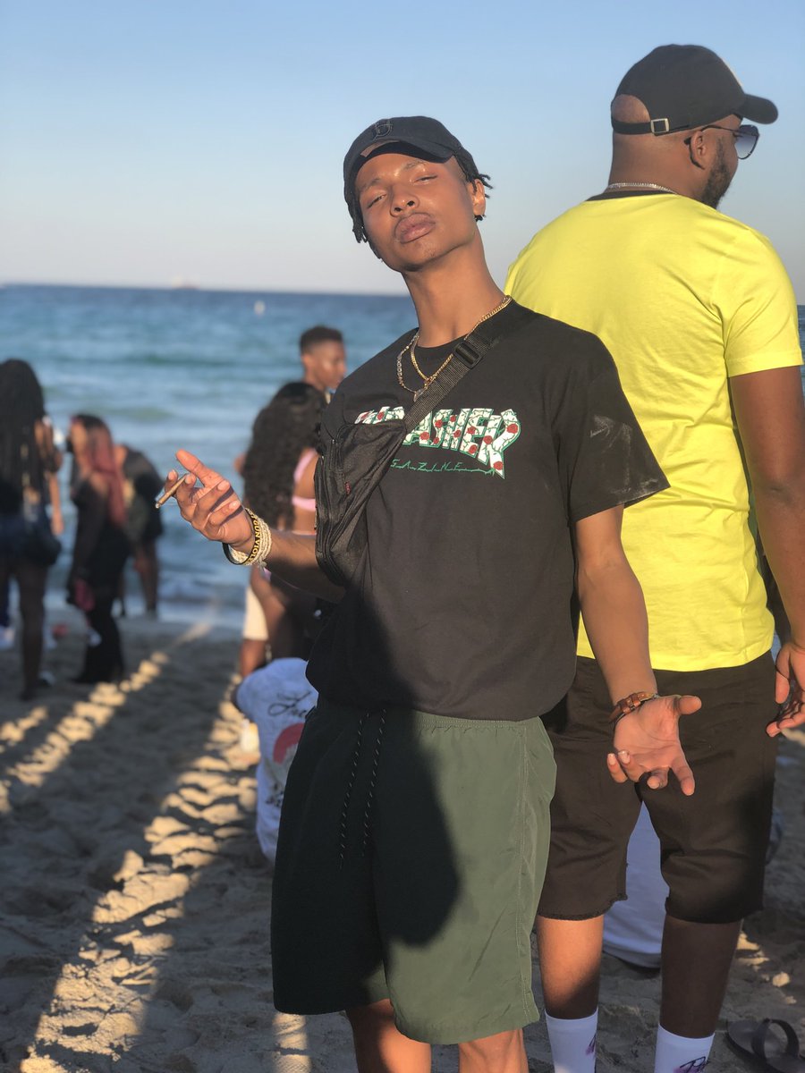 kx_ghost's tweet photo. Tell My Momma I Hit A ๐
๐ฆ๐ค!!
๐ธ: @TyCarter015
#myasu
#asu_rys19
#MiamiSpringBreak2019 https://t.co/QrDZWUcV4D