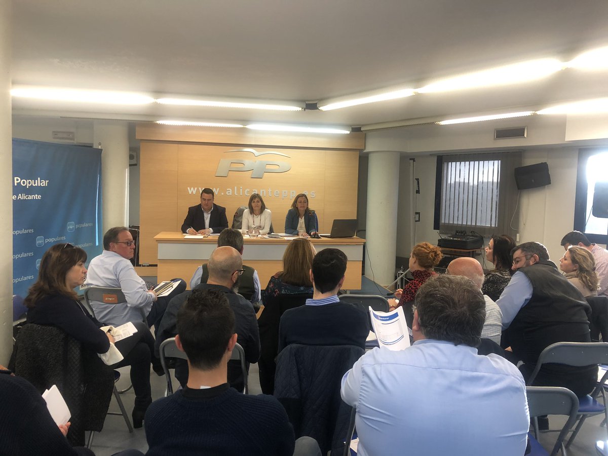 Bailach's tweet photo. Reunión en la sede provincial de Alicante de responsables comarcarles y de zona de Interventores y Apoderados de la provincia de Alicante.
#FemPartit
#Elecciones2019 https://t.co/QaqpOV8xUi
