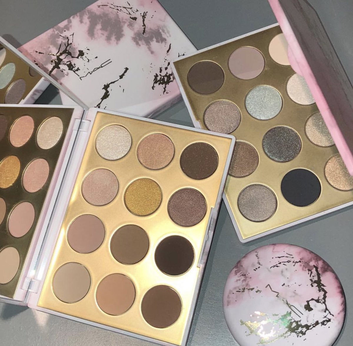 Trendmood's tweet photo. #MAC is about to drop another 😍🌸✨ NEW! #Collection with special packaging ☀️ The #BronzingCollection 💗⚡️ #MACElectricWonder Includes:
1. #BronzingPowder
2. #Highlighter
3. #Lipsticks
4. #Lipglass
5. 2 #ArtLibrary #EyeShadowPalettes each one includes 12 shades 📸@dom_MUA 😘 https://t.co/zBRZsX4LGp