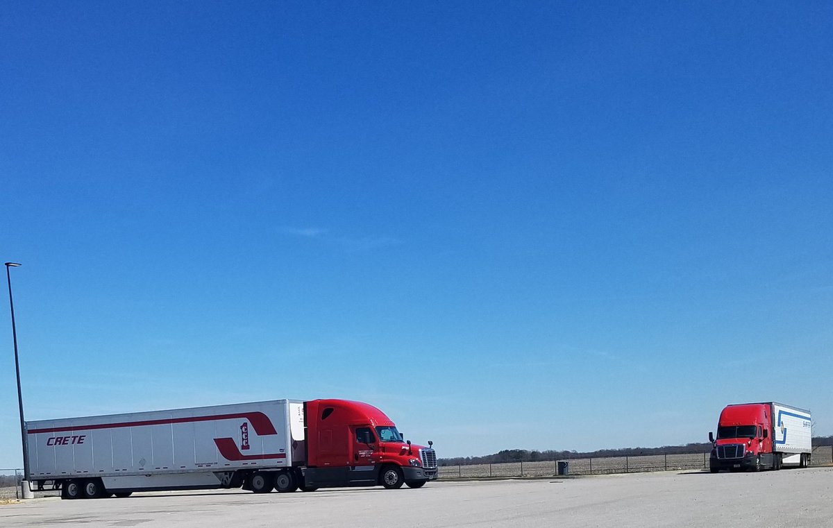 joannas11's tweet photo. #CreteFam enjoying peaceful &amp; quiet parking in back of @LovesTravelStop lot.  #30minutebreak #NiceWalkingWeather 🚶‍♀️ #TruckerLife ⛟💨💨 https://t.co/DsLHJGGbxK