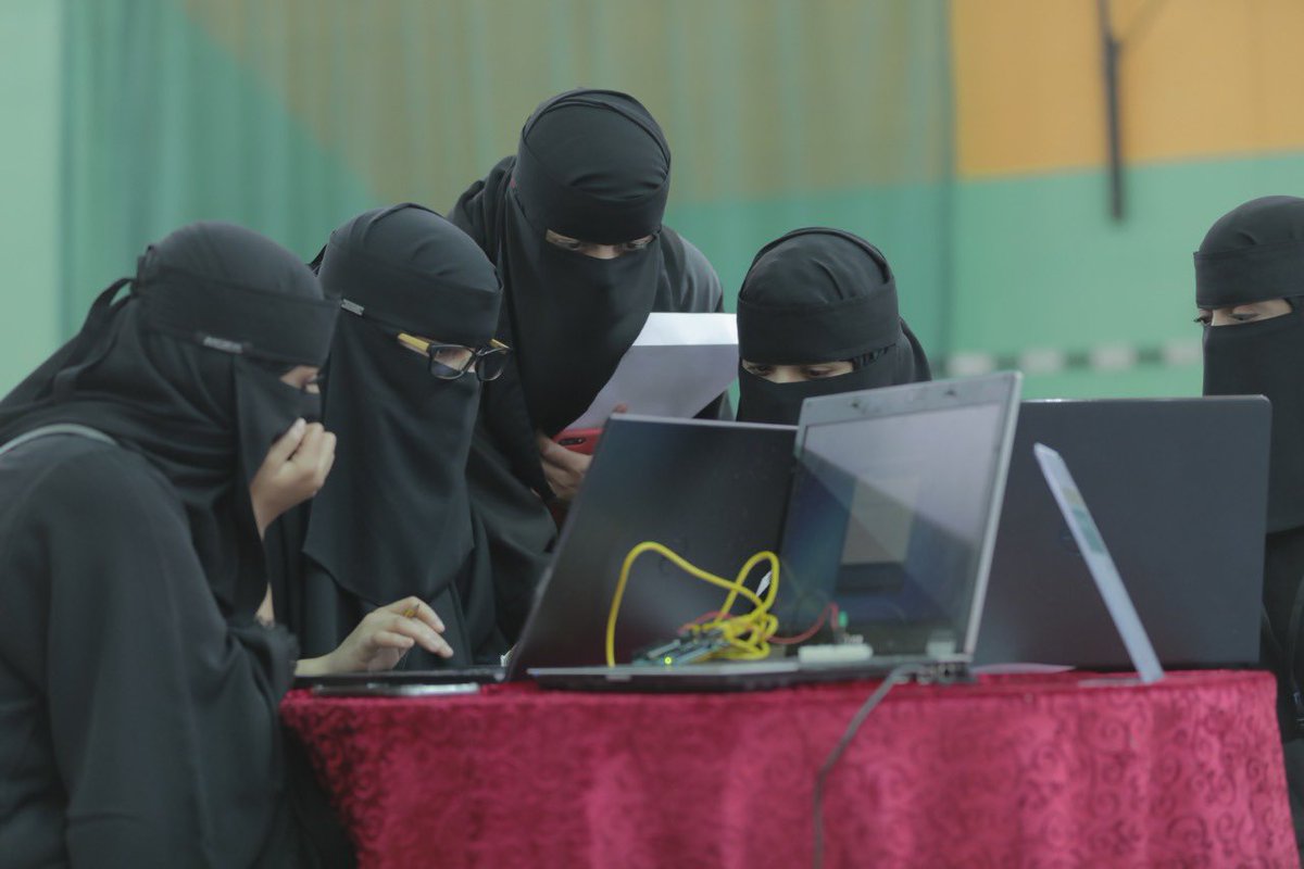 TaifUniversity's tweet photo. صور من مسابقة أنا أُبرمج ضمن مبادرة #جامعة_الطائف_تبرمج  التي أقيمت بالصالة الرياضية بمقر الجامعة الرئيسي
.
#الطائف_من_جديد https://t.co/fmZiNQY2m8