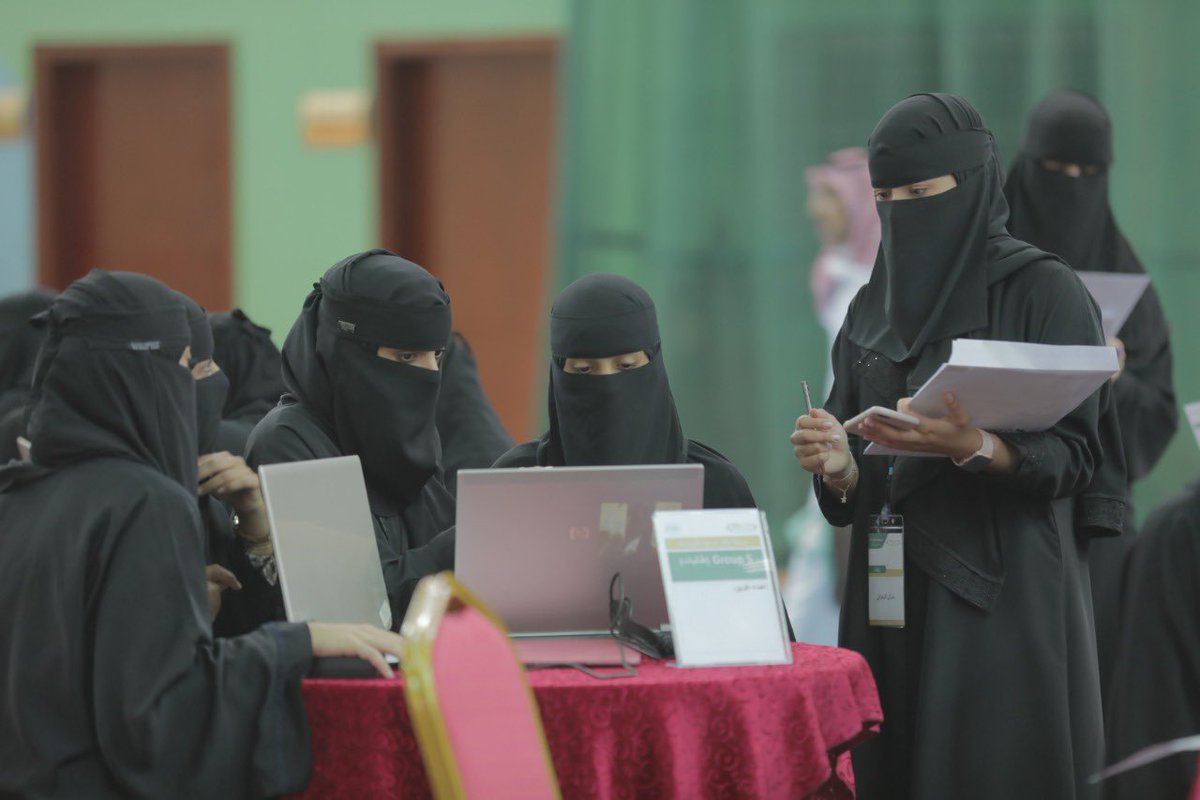 TaifUniversity's tweet photo. صور من مسابقة أنا أُبرمج ضمن مبادرة #جامعة_الطائف_تبرمج  التي أقيمت بالصالة الرياضية بمقر الجامعة الرئيسي
.
#الطائف_من_جديد https://t.co/0I2fhAzcWT
