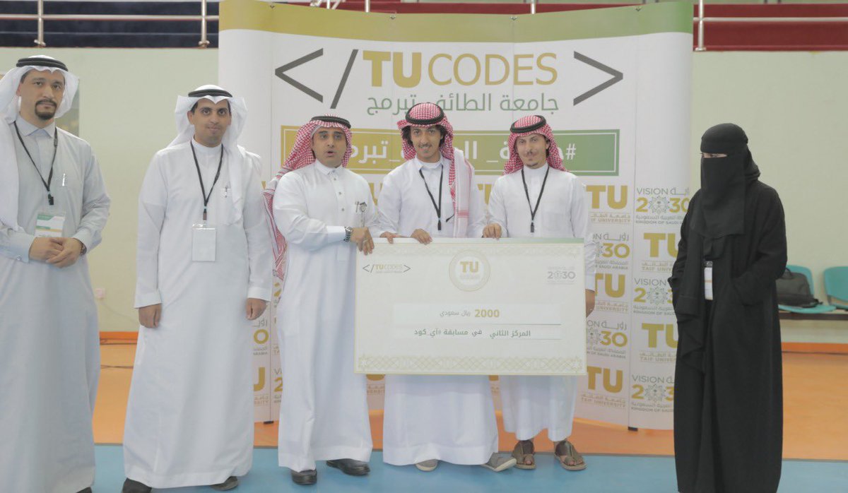 TaifUniversity's tweet photo. وفي ختام المسابقة سلّم سعادة وكيل #جامعة_الطائف للشؤون الأكاديمية والتطوير أ.د. عبدالرحمن الأسمري الفرق الفائزة جوائز المراكز الثلاثة الأولى بمسابقة أنا أُبرمج ضمن مبادرة #جامعة_الطائف_تبرمج 
.
#الطائف_من_جديد https://t.co/euG7SppK3L