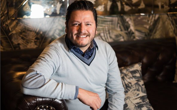 Conoce la historia de éxito de <a href="/PabloMataSomm/">Pablo Mata</a>, quien llegó de garrotero a un restaurante y se enamoró del mundo del vino. Aquí parte de su historia y sus intenciones en los wine bar y restaurantes donde ha hecho el programa de vino.
lideresmexicanos.com/entrevistas/pa…