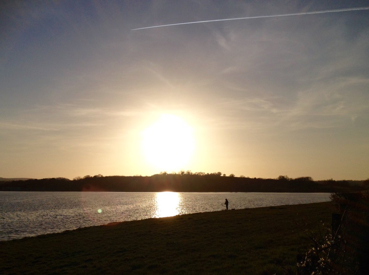 DennyImages's tweet photo. Started the day with view over #BlagdonLake, ended with #chewvalley. Privilege to live in such glorious part of country. #sunset #lake #fishing @chewvalley @BristolWater #Somerset #running https://t.co/YYWPvNYZwk