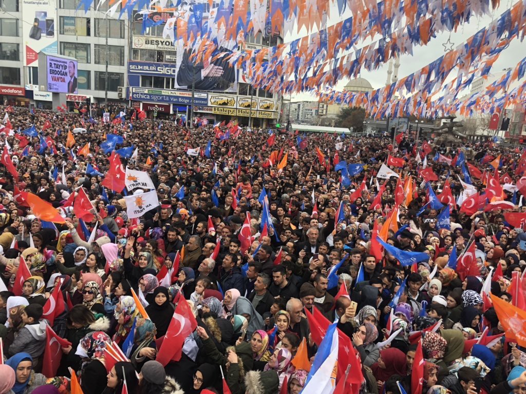 Van, sen bugün ne yaptın Van?

<a href="/RT_Erdogan/">rt_erdogan</a> sevdası meydanlara, caddelere, bulvarlara sığmadı. 

#VakitVanVakti